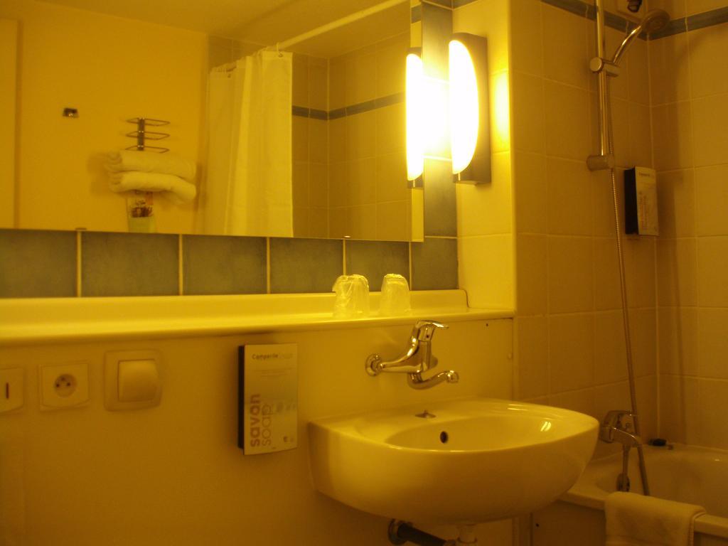 Campanile Moulins Avermes Екстериор снимка